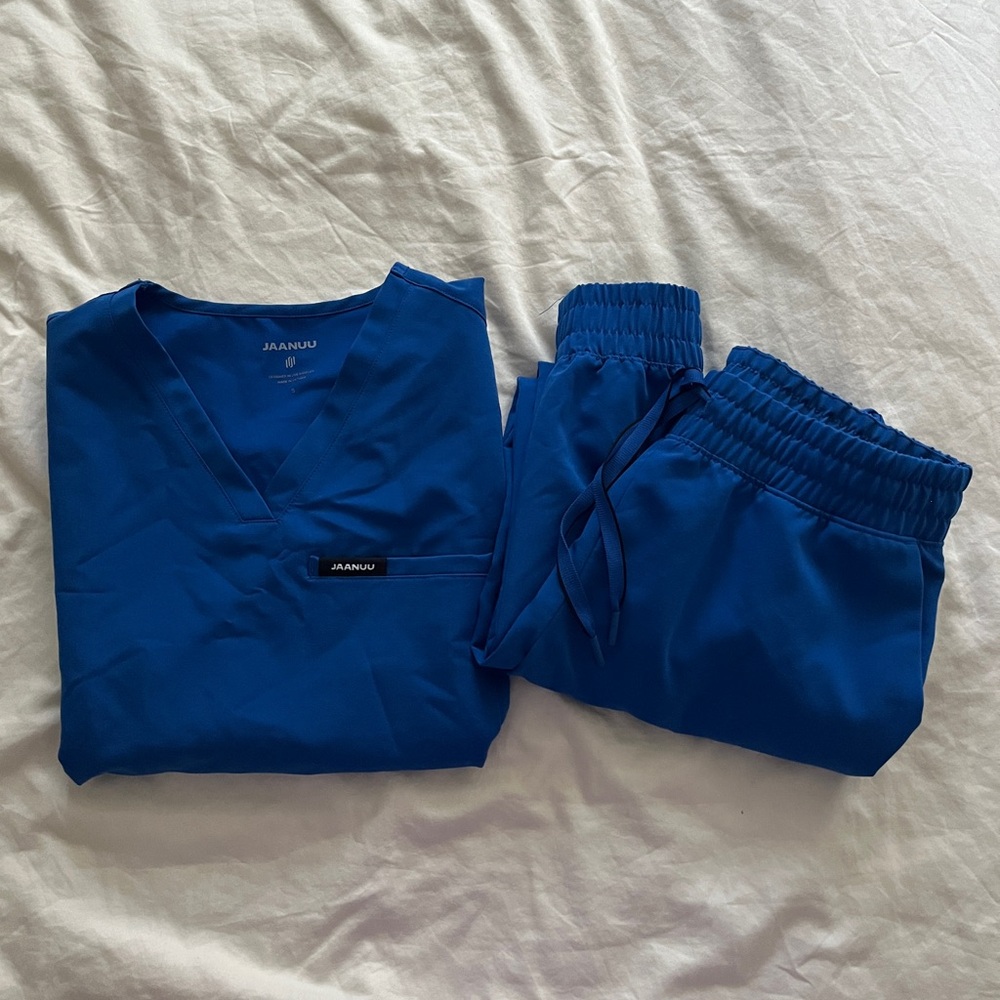 Jaanuu Scrub Set